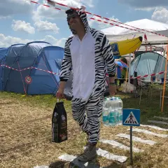 Mann im Zebra-Kostüm auf dem Campingplatz des Hurricane Festivals Regen.