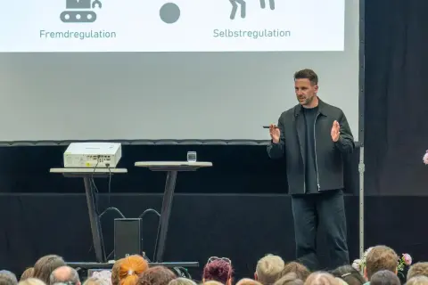 Referent spricht über Selbstregulation in der Stadthalle Hilpoltstein.