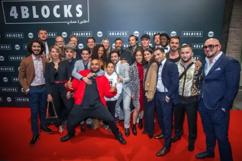 Die 4 Blocks Schauspieler alle versammelt für ein Foto.