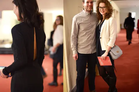 Ein Mann in lässigem Hemd und Jeans, ein typisches oper outfit herren, posiert mit seiner Begleiterin.