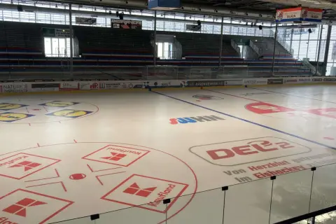 Eishockeyfeld in der Kolbenschmidt Arena Heilbronn mit Werbung von Lidl, Kaufland und DEL2.