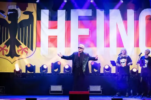Heino singt vor Deutschlandfahne. Wenn ich an Deutschland in der Nacht denke, denke ich an Heino und die AFD.