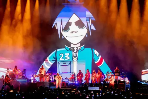 Gorillaz Konzert Deutschland: Die Band live auf der Bühne, mit 2D als riesiger Avatar im Hintergrund.
