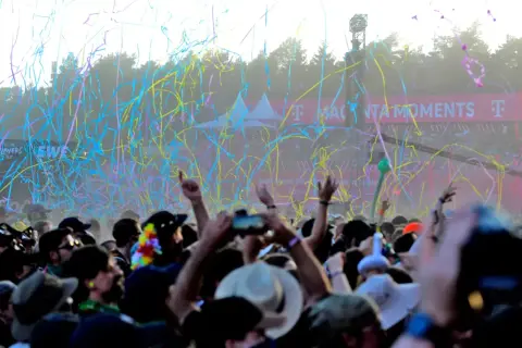 Buntes Konfetti regnet auf jubelnde Menge beim Hurricane Festival. Die Musikrichtung ist hier Programm für ausgelassene Stimmung.