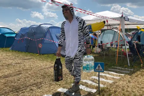 Mann im Zebra-Kostüm auf dem Campingplatz des Hurricane Festivals Regen.