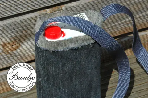 Upcycling-Idee: Eine Tasche aus Jeansstoff für einen Tetrapack, perfekt für ein **Tetrapack Festival** oder als praktischer Begleiter.