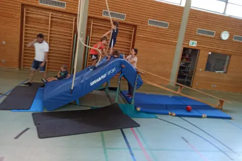 Kinder klettern und spielen in einer Turnhalle. Eine tolle Veranstaltung in Igersheim!