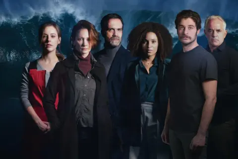 Sechs ernste Gesichter blicken uns entgegen, im Hintergrund eine tosende Welle. Die **Survivors**-Serie auf ZDF erzählt von Überlebenskampf und Hoffnung.