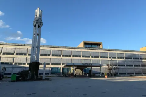 Ein modernes Rathaus mit einem markanten Uhrenturm, bereit für die städtischen Veranstaltungen heute.