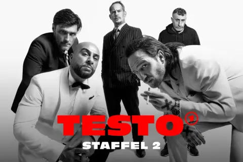 Fünf Männer in Anzügen, die für die testo serie Staffel 2 posieren. Einer raucht eine Zigarette.
