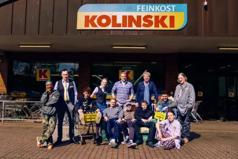 Das Team von "Die Discounter Staffel 4" posiert vor dem Kolinski-Markt.
