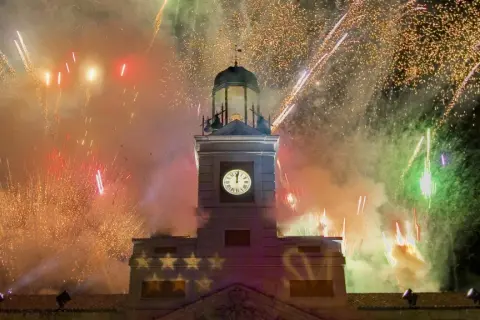 Feuerwerk erhellt den Himmel über dem Uhrturm, während der Countdown in Madrid beginnt.