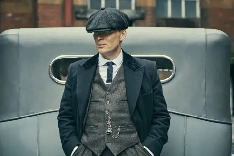 Tommy Shelby in seiner ikonischen Kleidung, bereit für die **Peaky Blinders neue Staffel**.