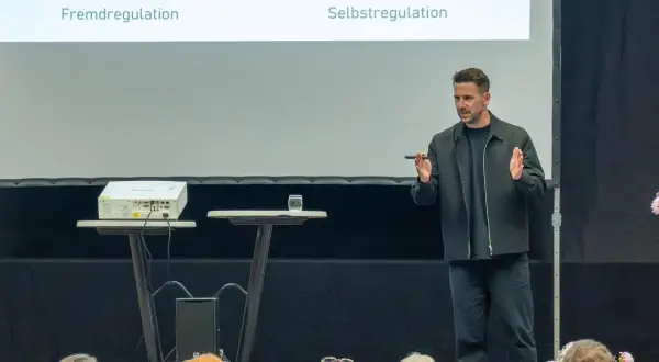 Referent spricht über Selbstregulation in der Stadthalle Hilpoltstein.
