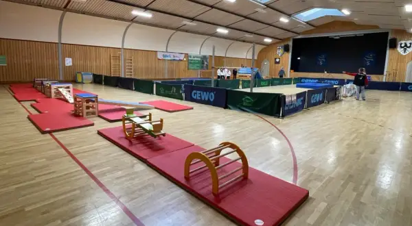 Gerätelandschaft im TSG Bewegungszentrum: bunte Matten, Wippe, Kletterbogen und mehr laden zum Toben ein.
