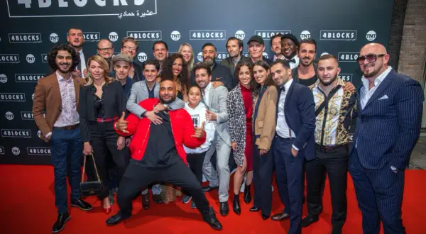 Die 4 Blocks Schauspieler alle versammelt für ein Foto.