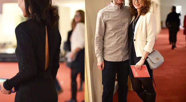 Ein Mann in lässigem Hemd und Jeans, ein typisches oper outfit herren, posiert mit seiner Begleiterin.