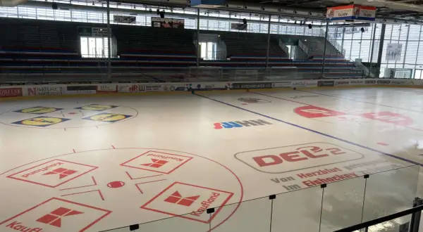 Eishockeyfeld in der Kolbenschmidt Arena Heilbronn mit Werbung von Lidl, Kaufland und DEL2.