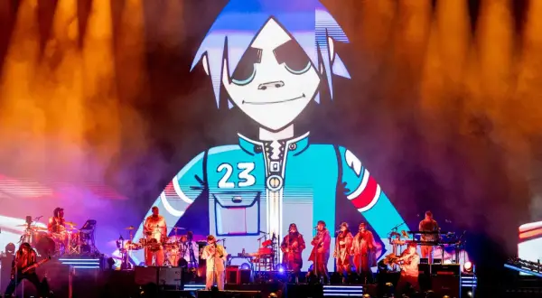 Gorillaz Konzert Deutschland: Die Band live auf der Bühne, mit 2D als riesiger Avatar im Hintergrund.