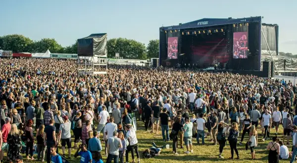 Riesige Menschenmenge feiert beim Northside Festival vor einer großen Bühne.
