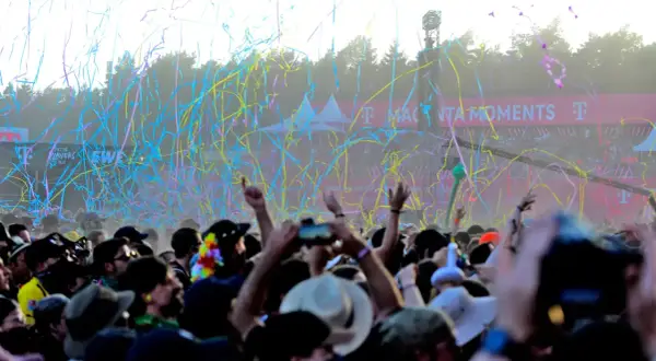 Buntes Konfetti regnet auf jubelnde Menge beim Hurricane Festival. Die Musikrichtung ist hier Programm für ausgelassene Stimmung.