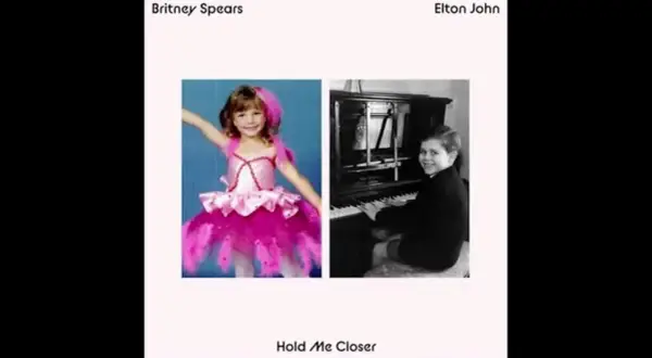 Britney Spears und Elton John als Kinder. Ein Bild zeigt Britney in einem rosa Tutu, das andere Elton am Klavier. Der Songtitel "Hold Me Closer" ist unten zu lesen.