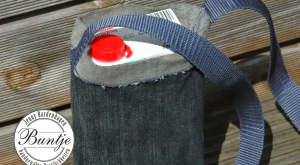 Upcycling-Idee: Eine Tasche aus Jeansstoff für einen Tetrapack, perfekt für ein **Tetrapack Festival** oder als praktischer Begleiter.