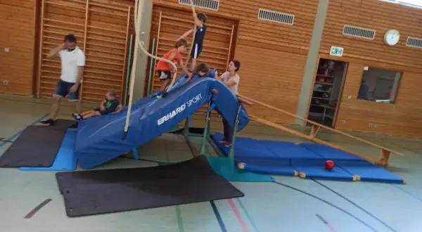Kinder klettern und spielen in einer Turnhalle. Eine tolle Veranstaltung in Igersheim!
