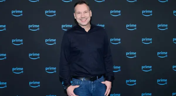 Sebastian Fitzek lächelt vor einer "prime" Kulisse, bereit für seine Fitzek Thriller Tour.