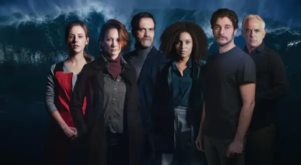 Sechs ernste Gesichter blicken uns entgegen, im Hintergrund eine tosende Welle. Die **Survivors**-Serie auf ZDF erzählt von Überlebenskampf und Hoffnung.