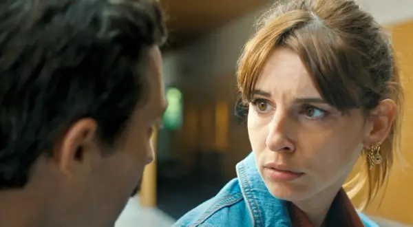 Ein Mann und eine Frau im Gespräch, die Frau trägt eine Jeansjacke. Szenen aus ehrliche leute staffel 2.