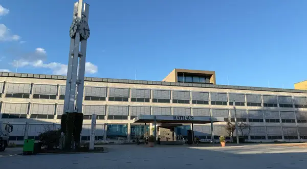 Ein modernes Rathaus mit einem markanten Uhrenturm, bereit für die städtischen Veranstaltungen heute.