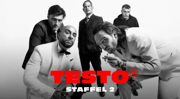 Fünf Männer in Anzügen, die für die testo serie Staffel 2 posieren. Einer raucht eine Zigarette.