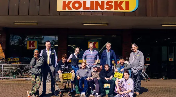 Das Team von "Die Discounter Staffel 4" posiert vor dem Kolinski-Markt.