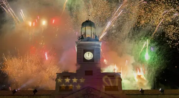 Feuerwerk erhellt den Himmel über dem Uhrturm, während der Countdown in Madrid beginnt.