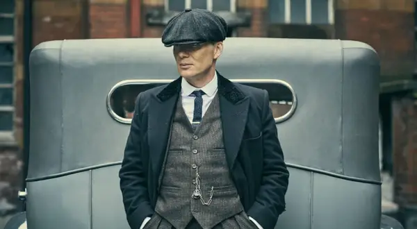 Tommy Shelby in seiner ikonischen Kleidung, bereit für die **Peaky Blinders neue Staffel**.