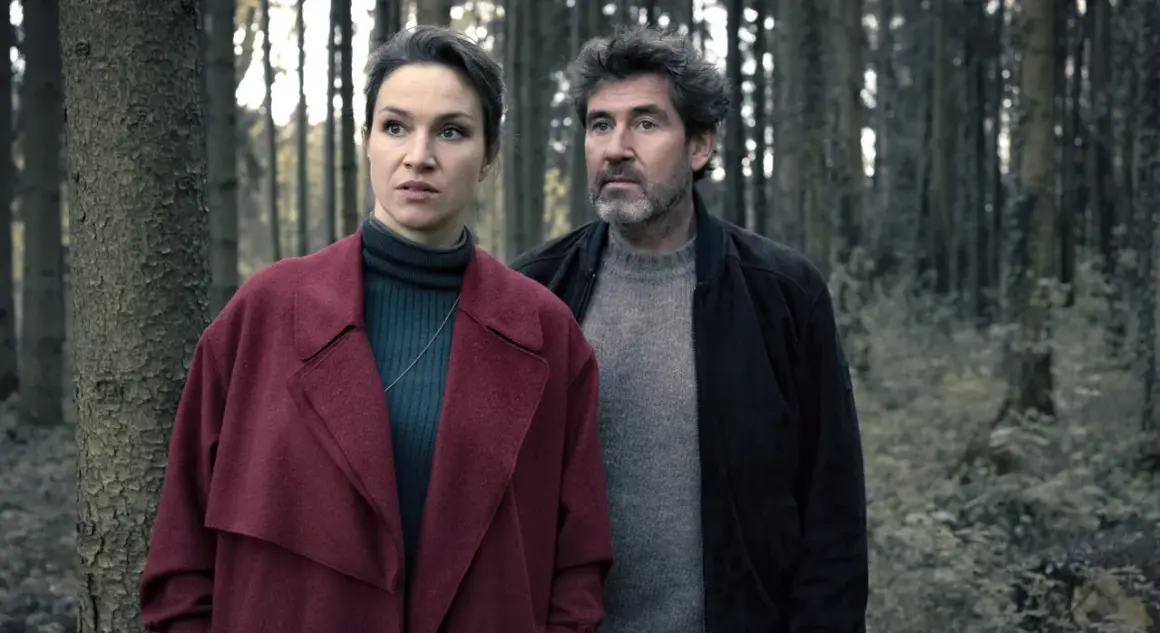 Zwei Ermittler, ein Mann und eine Frau, stehen im Wald. Sie sind Teil von "Katharina Tempel Krimi Teil 3".