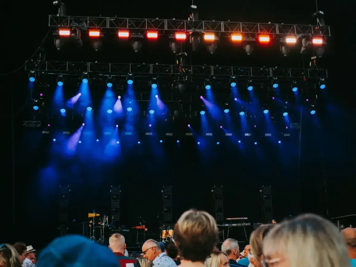 Bühne mit blauen und roten Lichtern, bereit für das Sea Dance Festival. Publikum wartet gespannt.