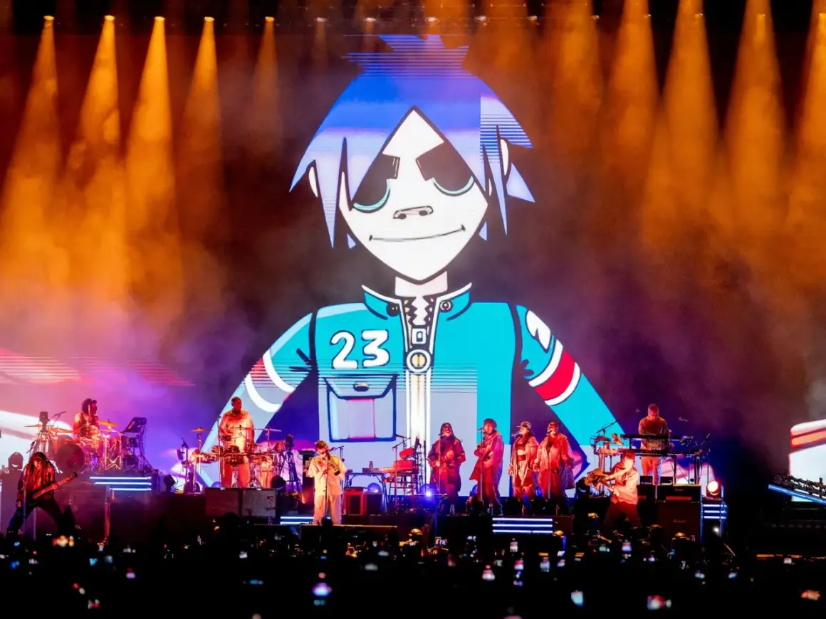Gorillaz Konzert Deutschland: Die Band live auf der Bühne, mit 2D als riesiger Avatar im Hintergrund.