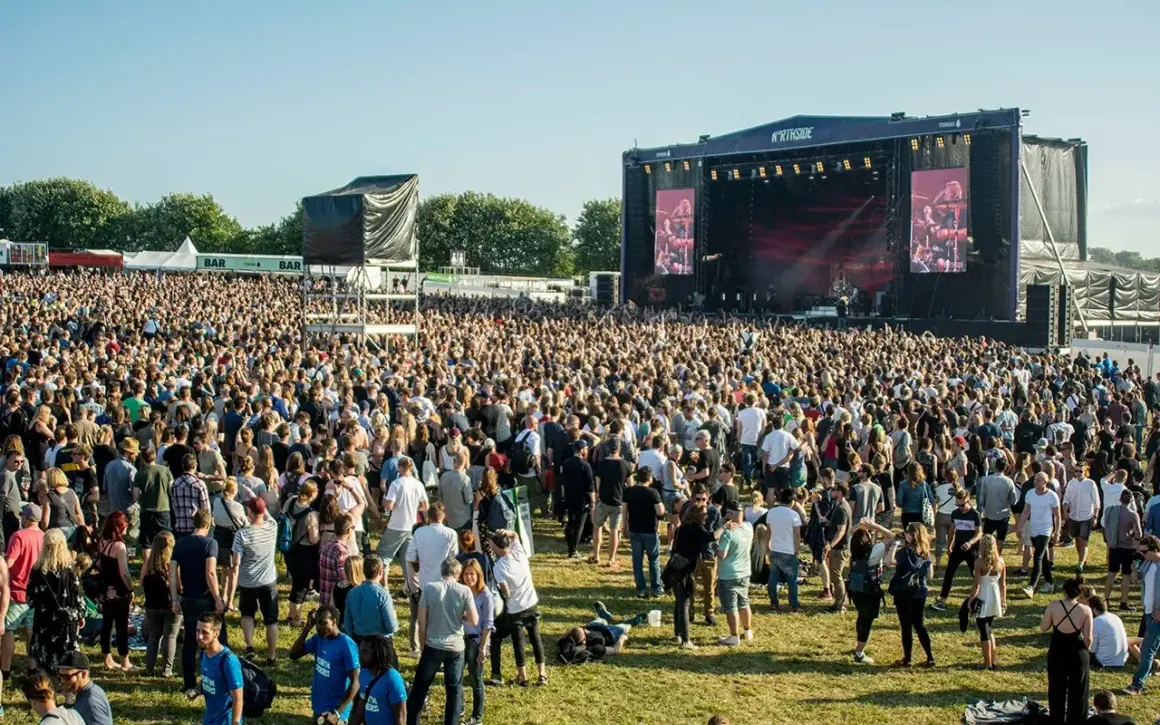 Riesige Menschenmenge feiert beim Northside Festival vor einer großen Bühne.