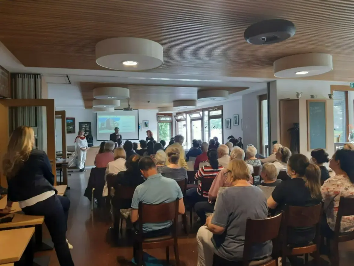 Menschen lauschen gespannt einer Präsentation im Mehrgenerationenhaus Heilbronn.
