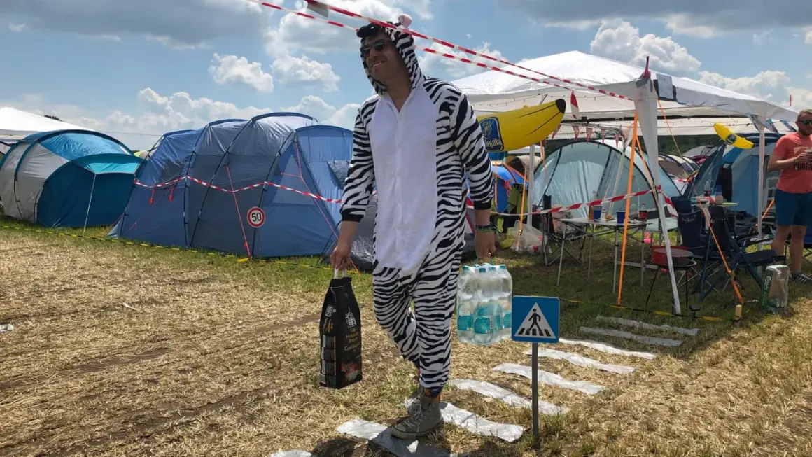 Mann im Zebra-Kostüm auf dem Campingplatz des Hurricane Festivals Regen.