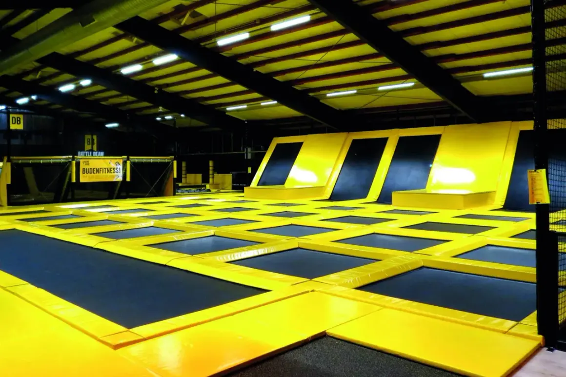 Große Sprungfläche mit vielen Trampolinen und Rampen in einer Halle. Hier sind einige sprungbude heidelberg fotos.
