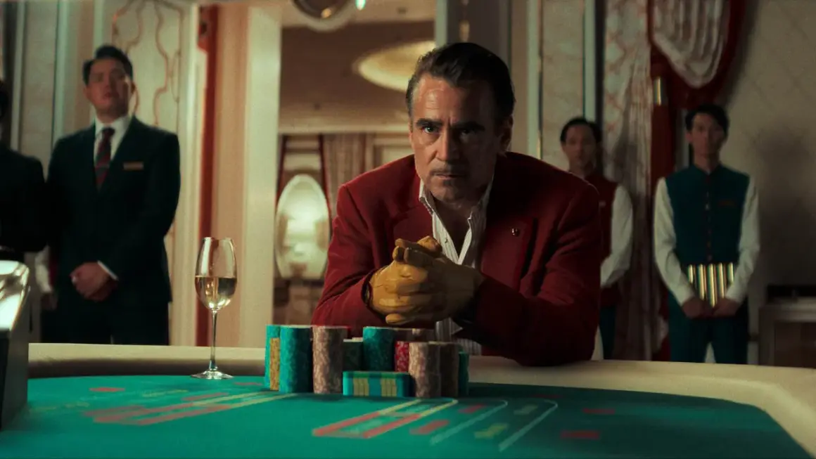 Colin Farrell in seinem neuen Film, mit Handschuhen und Chips am Casino-Tisch.