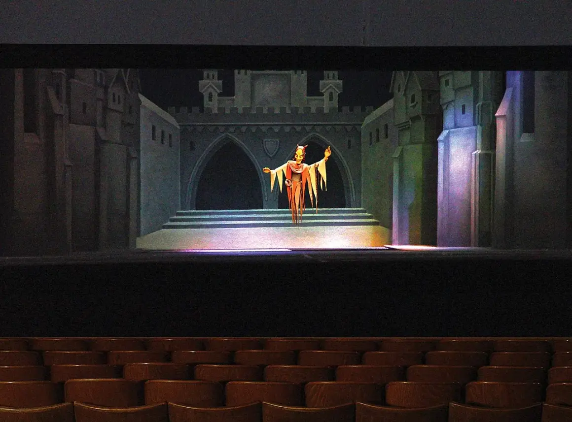 Eine gruselige Figur steht auf der Bühne von Gerhards Marionettentheater vor einer Burgkulisse.