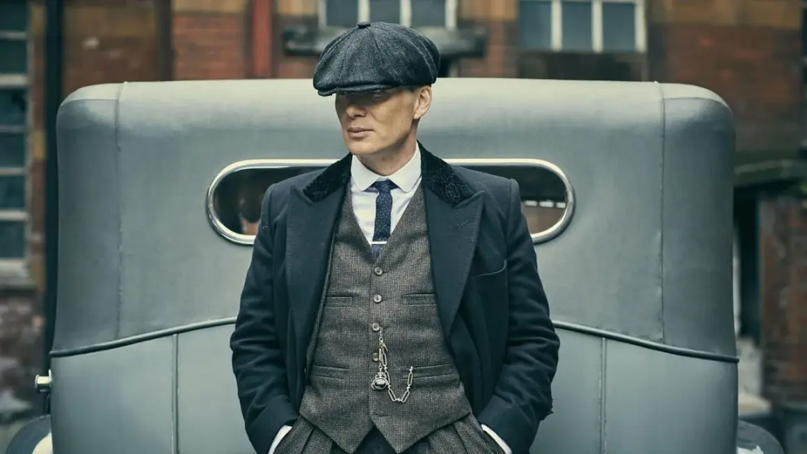 Tommy Shelby in seiner ikonischen Kleidung, bereit für die **Peaky Blinders neue Staffel**.