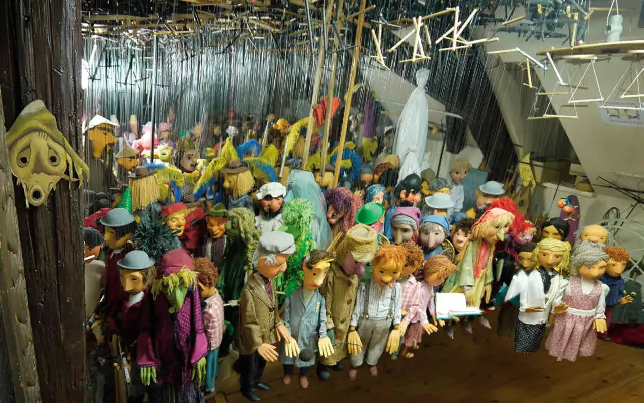 Bunte Vielfalt an Figuren im Gerhards Marionettentheater, bereit f&uuml;r die n&auml;chste Vorstellung.