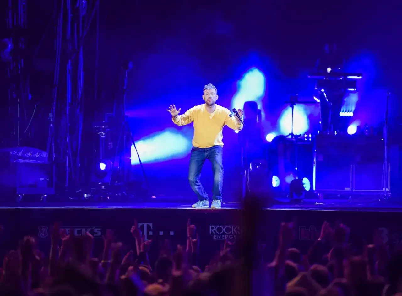 Damon Albarn rockt das Gorillaz Konzert in Deutschland. Blaue Lichter und jubelnde Fans.