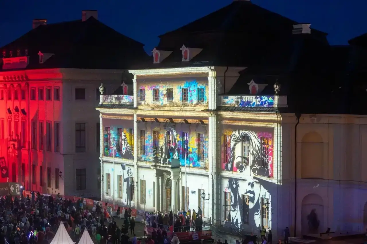 Spektakul&auml;re Lichtprojektionen auf Schloss Ludwigsburg, eine Nacht voller Kunst und live musik ludwigsburg.