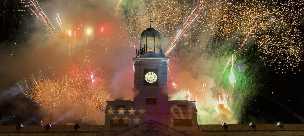 Feuerwerk &uuml;ber dem Uhrenturm am Puerta del Sol, Madrid. Der Countdown l&auml;uft, die Stadt feiert.